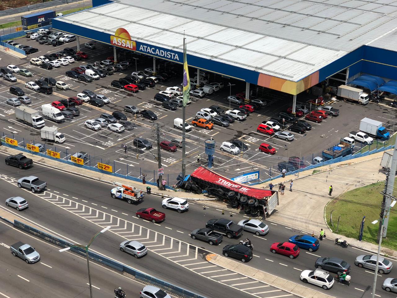 Carreta tomba e invade muro de supermercado em Manaus 