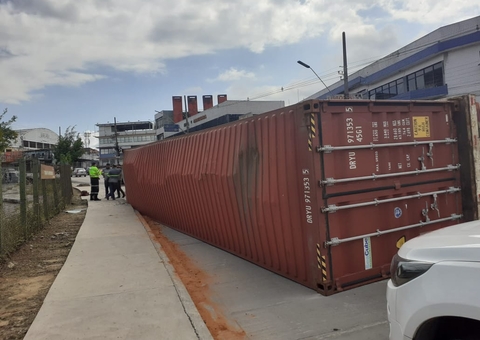 Caminhão com madeira tomba em avenida e prejudica trânsito em Manaus