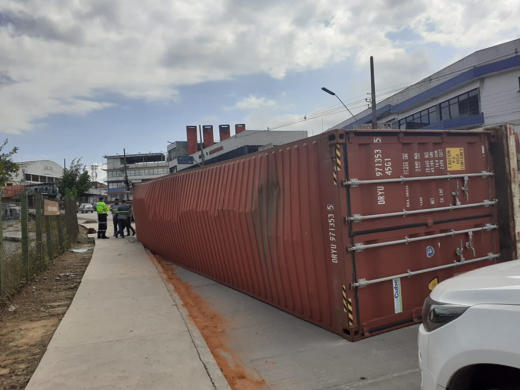 Caminhão com madeira tomba em avenida e prejudica trânsito em Manaus