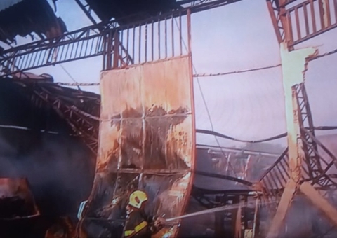 Incêndio destrói fábrica e carros e deixa homem ferido em Manaus