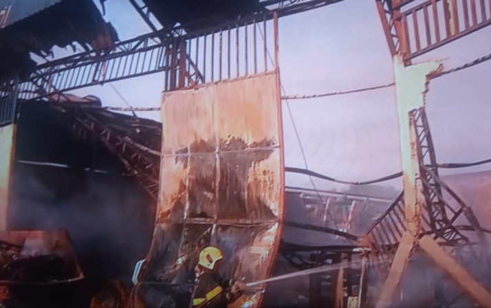Incêndio destrói fábrica e carros e deixa homem ferido em Manaus