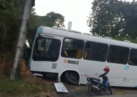 Ônibus colide com barranco e uma pessoa fica ferida em Manaus