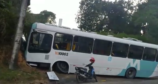 Ônibus colide com barranco e uma pessoa fica ferida em Manaus
