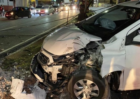 Motorista 'arranca' poste ao tentar evitar colisão entre carros em Manaus