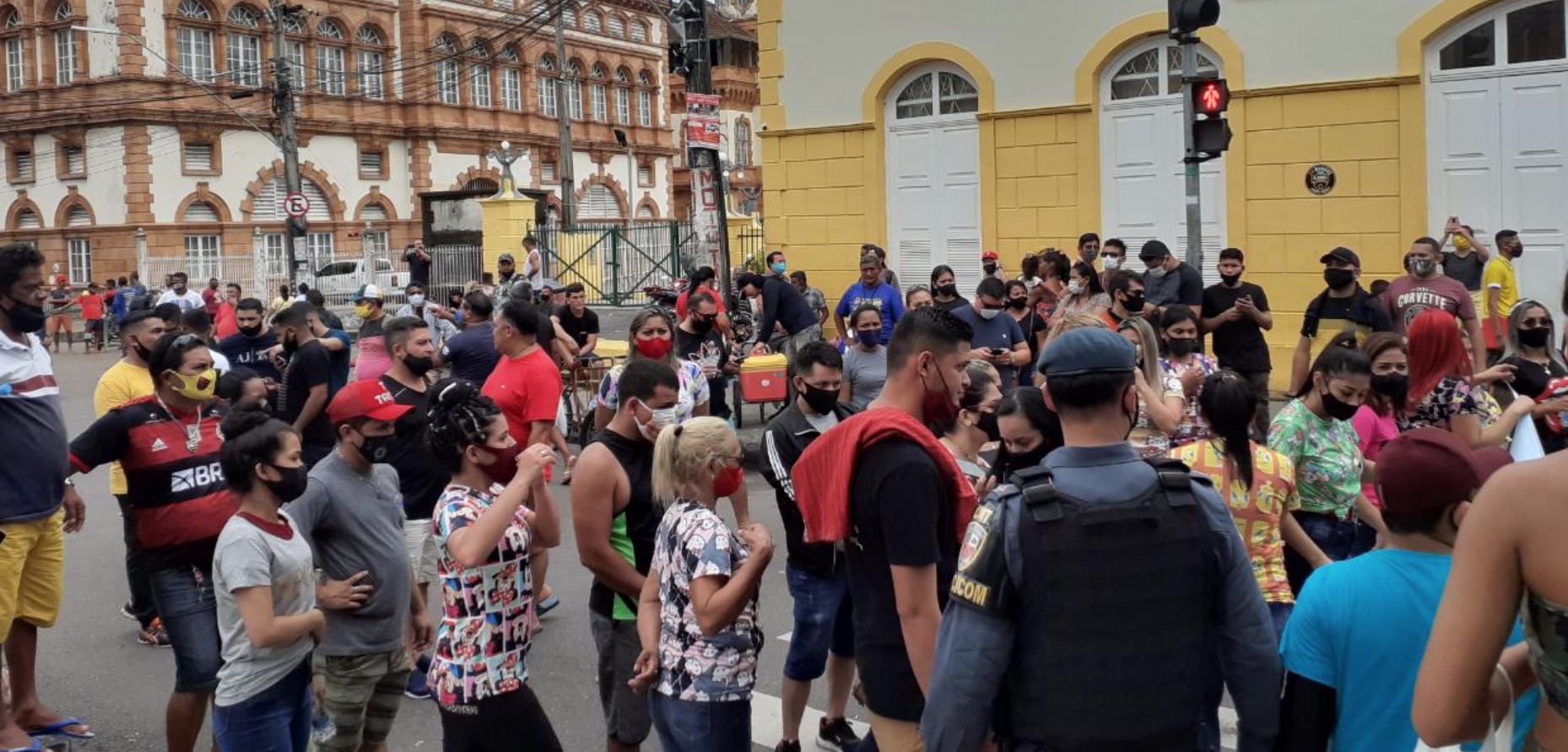 Vídeos mostram protesto contra o fechamento do comércio em Manaus