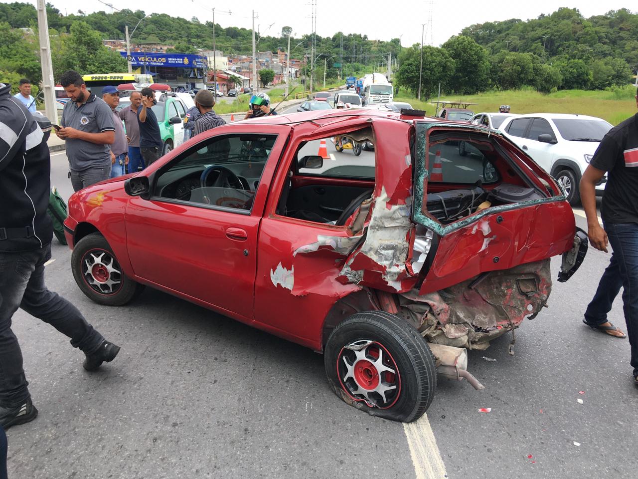 Casal de idosos fica ferido após carro ser atingido por caminhão em Manaus 