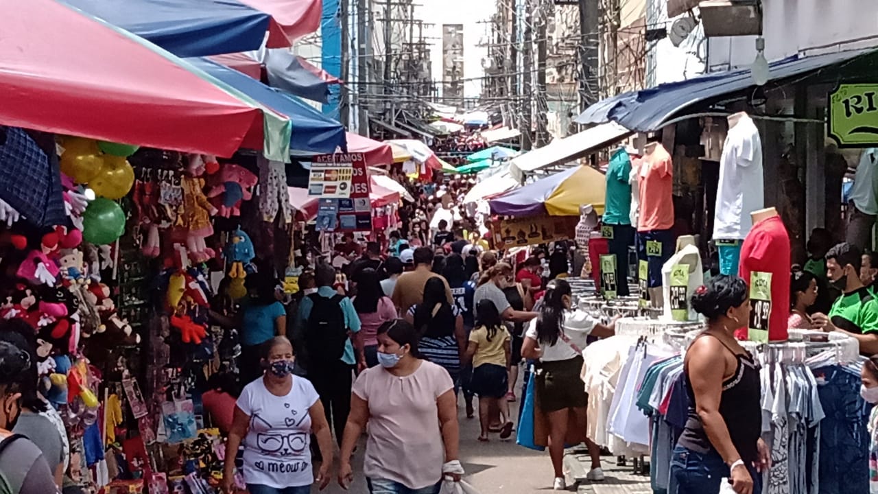 Após flexibilização de decreto população lota ruas do Centro de Manaus