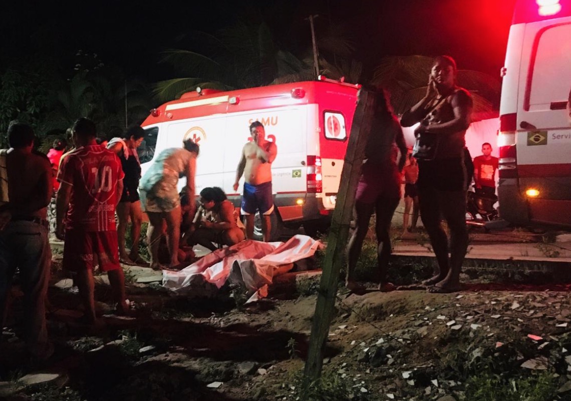 Pai e filho morrem eletrocutados ao entrarem em igarapé em Manaus