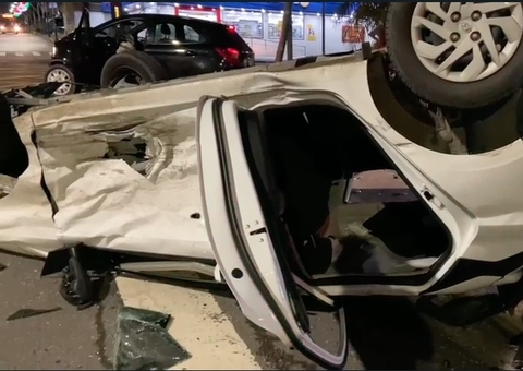 Carro capota após colidir contra veículo em grave acidente em Manaus