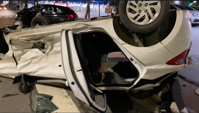 Carro capota após colidir contra veículo em grave acidente em Manaus