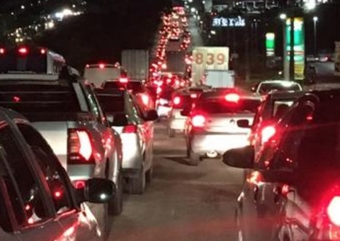 Trânsito caótico marca sexta-feira em Manaus