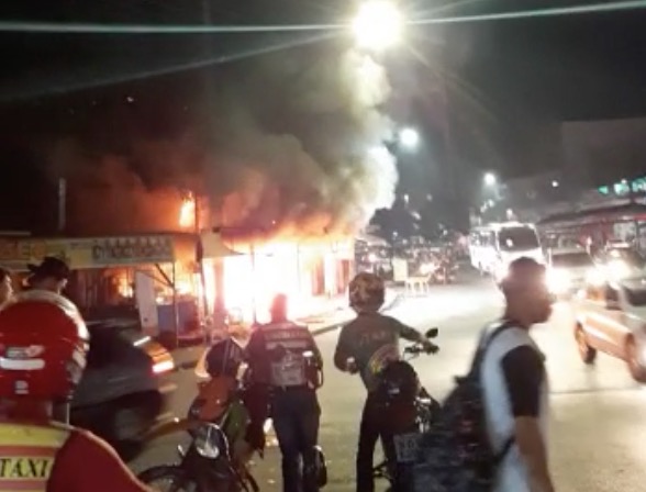 Botija explode e deixa lanchonete destruída em Manaus