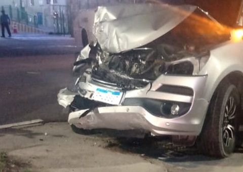 Vídeo: Carro se despedaça e deixa homem ferido em acidente em Manaus