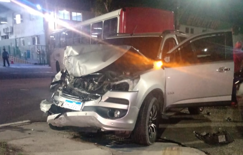 Vídeo: Carro se despedaça e deixa homem ferido em acidente em Manaus