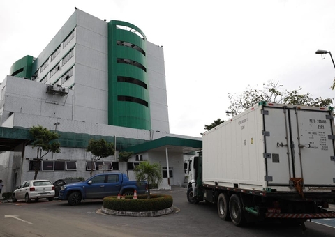 Covid: Câmaras frigoríficas voltam a ser instaladas em hospitais de Manaus