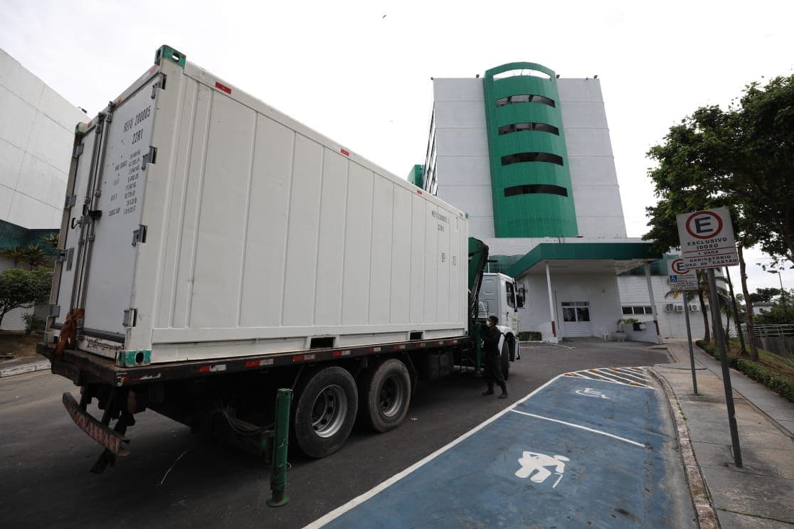 Covid: Câmaras frigoríficas voltam a ser instaladas em hospitais de Manaus