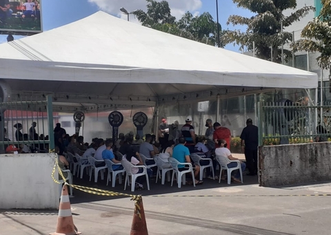 Tenda de triagem para covid-19 no Hospital 28 de Agosto tem superlotação 