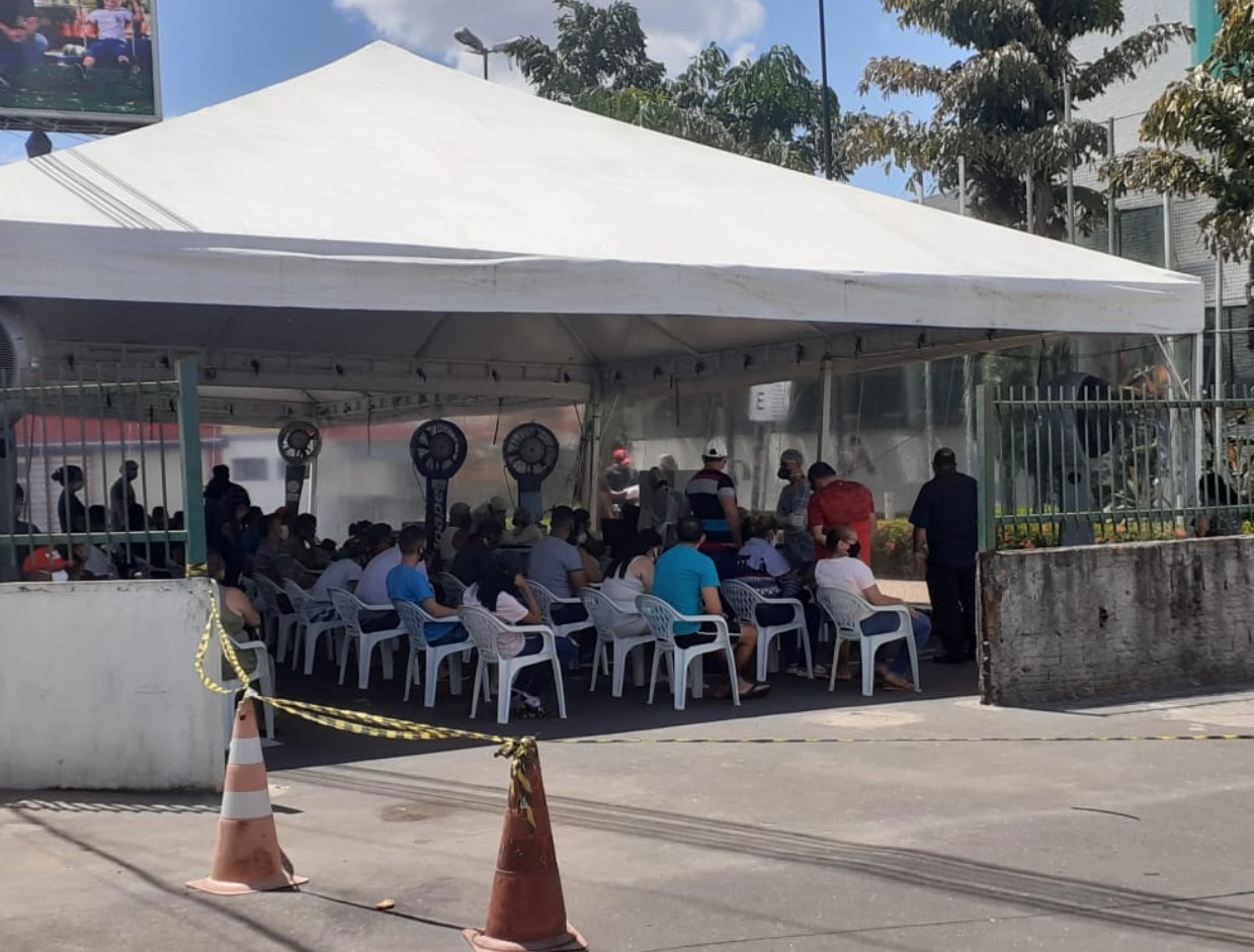Tenda de triagem para covid-19 no Hospital 28 de Agosto tem superlotação 