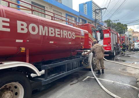 Depósito de calçados é consumido por fogo no Centro de Manaus; veja vídeo 