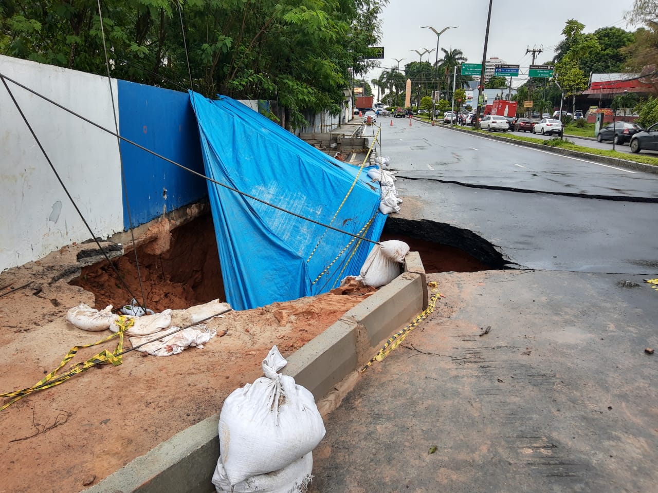 Trecho da avenida Mário Ypiranga que cedeu é interditado para reparos