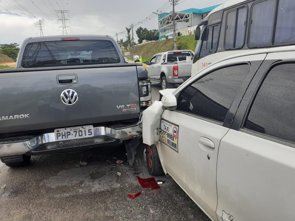 Mulheres ficam feridas durante colisão de carros em avenida de Manaus 