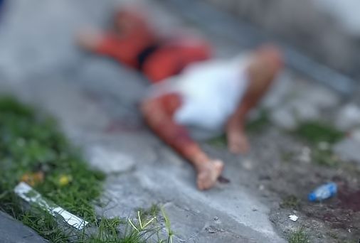 Homem quebra a cabeça ao cair de árvore em Manaus