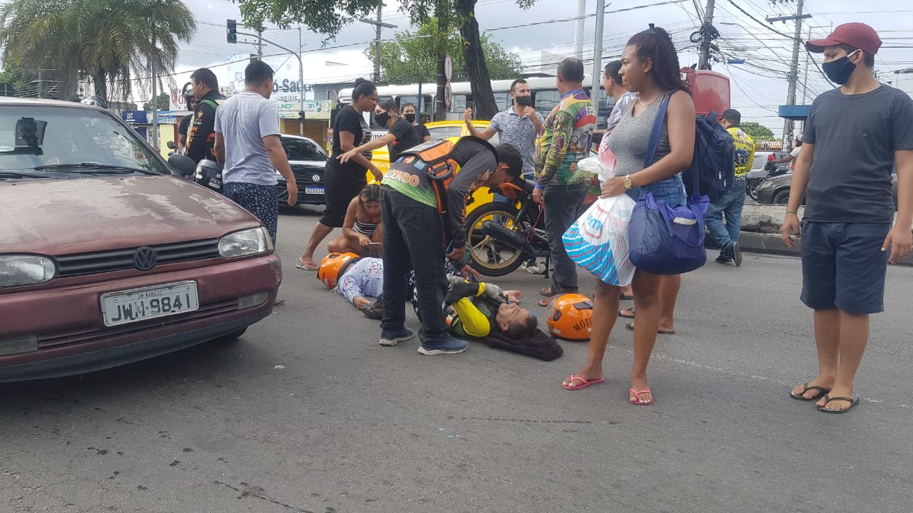 Mototaxista e fiscal ficam feridos após acidente em avenida de Manaus