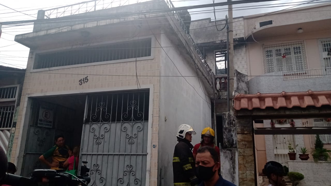 Casa em Manaus pega fogo após curto-circuito em ar-condicionado 