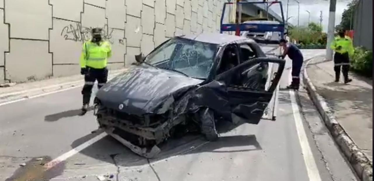 Mulher sofre traumatismo craniano após carro colidir em poste de Manaus 