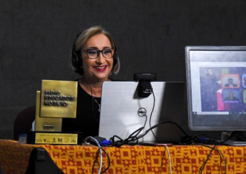 Professora da rede municipal recebe troféu do prêmio ‘Educador Nota 10’