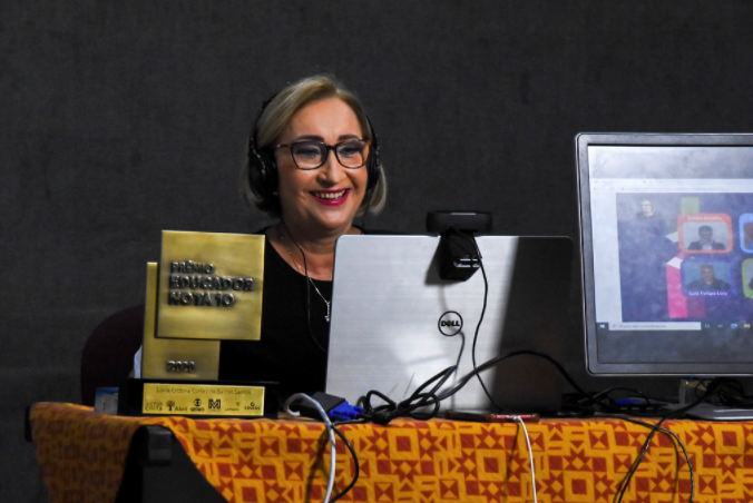 Professora da rede municipal recebe troféu do prêmio ‘Educador Nota 10’