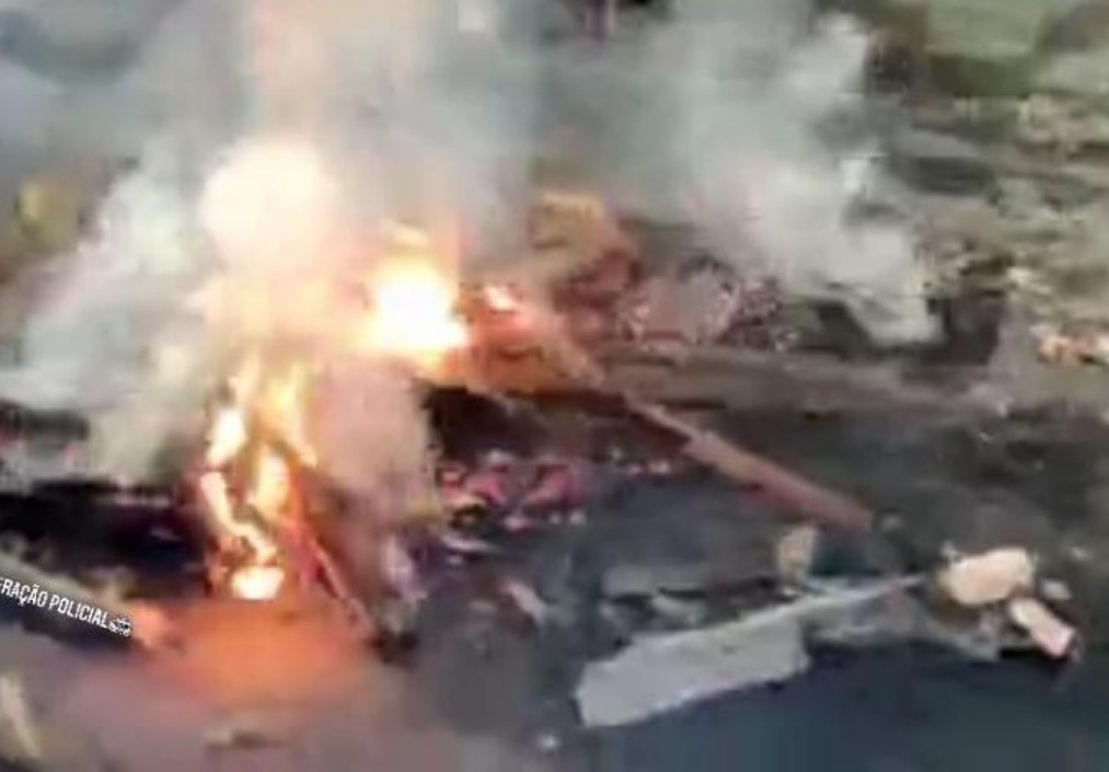 Moradores fecham rua em protesto por falta de energia em Manaus