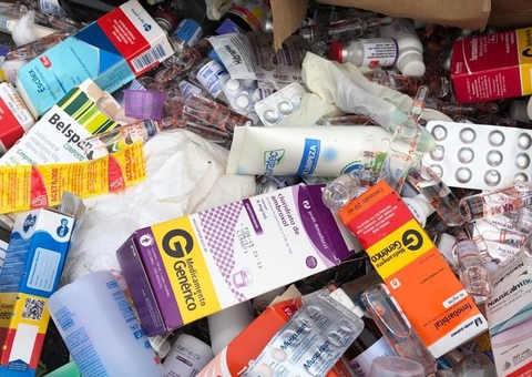 Medicamentos são descartados de forma irregular ao lado de UBS em Manaus