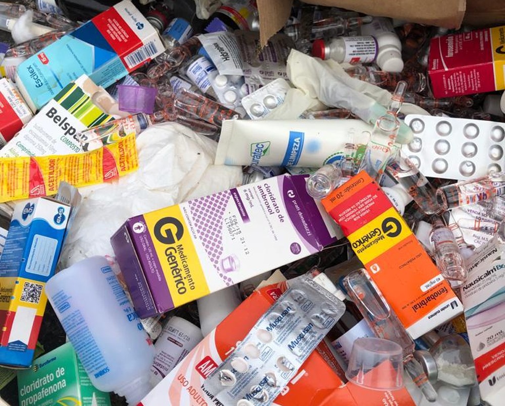 Medicamentos são descartados de forma irregular ao lado de UBS em Manaus