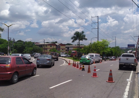 Reparo de postes arrancados em acidente deixa trânsito complicado em Manaus