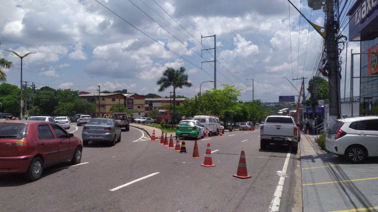 Reparo de postes arrancados em acidente deixa trânsito complicado em Manaus