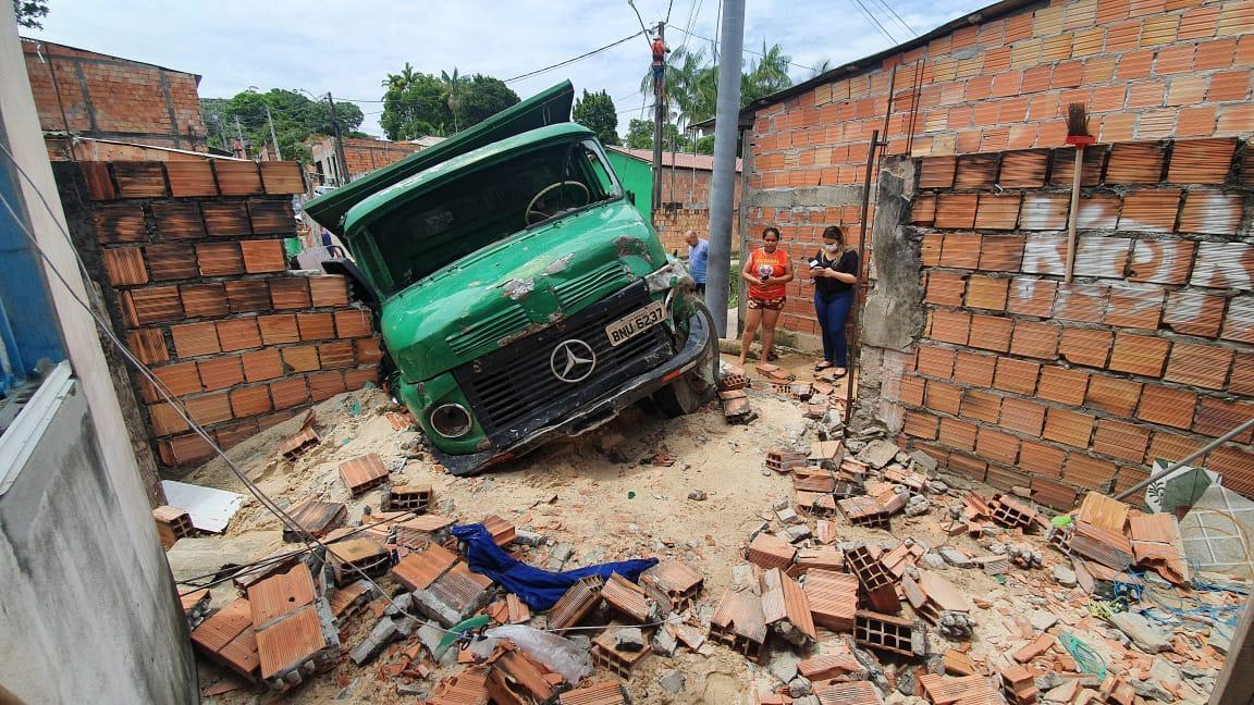 Caminhão destrói muro, invade quintal e lança moto em igarapé de Manaus