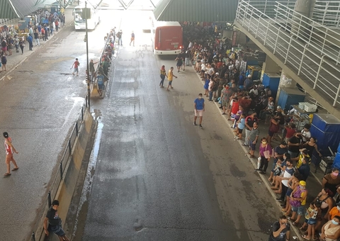 Eleitores deixam para votar no período da tarde e lotam terminal de Manaus 