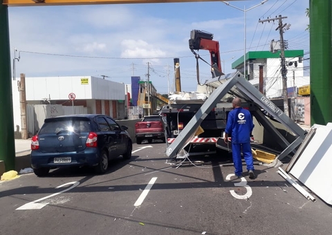 Caminhão derruba estrutura e complica trânsito em avenida de Manaus