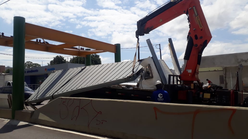Caminhão derruba estrutura e complica trânsito em avenida de Manaus