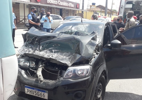 Motorista de app fica ferido em colisão violenta com ônibus em Manaus