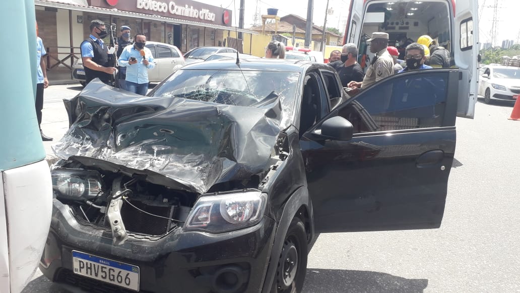 Motorista de app fica ferido em colisão violenta com ônibus em Manaus