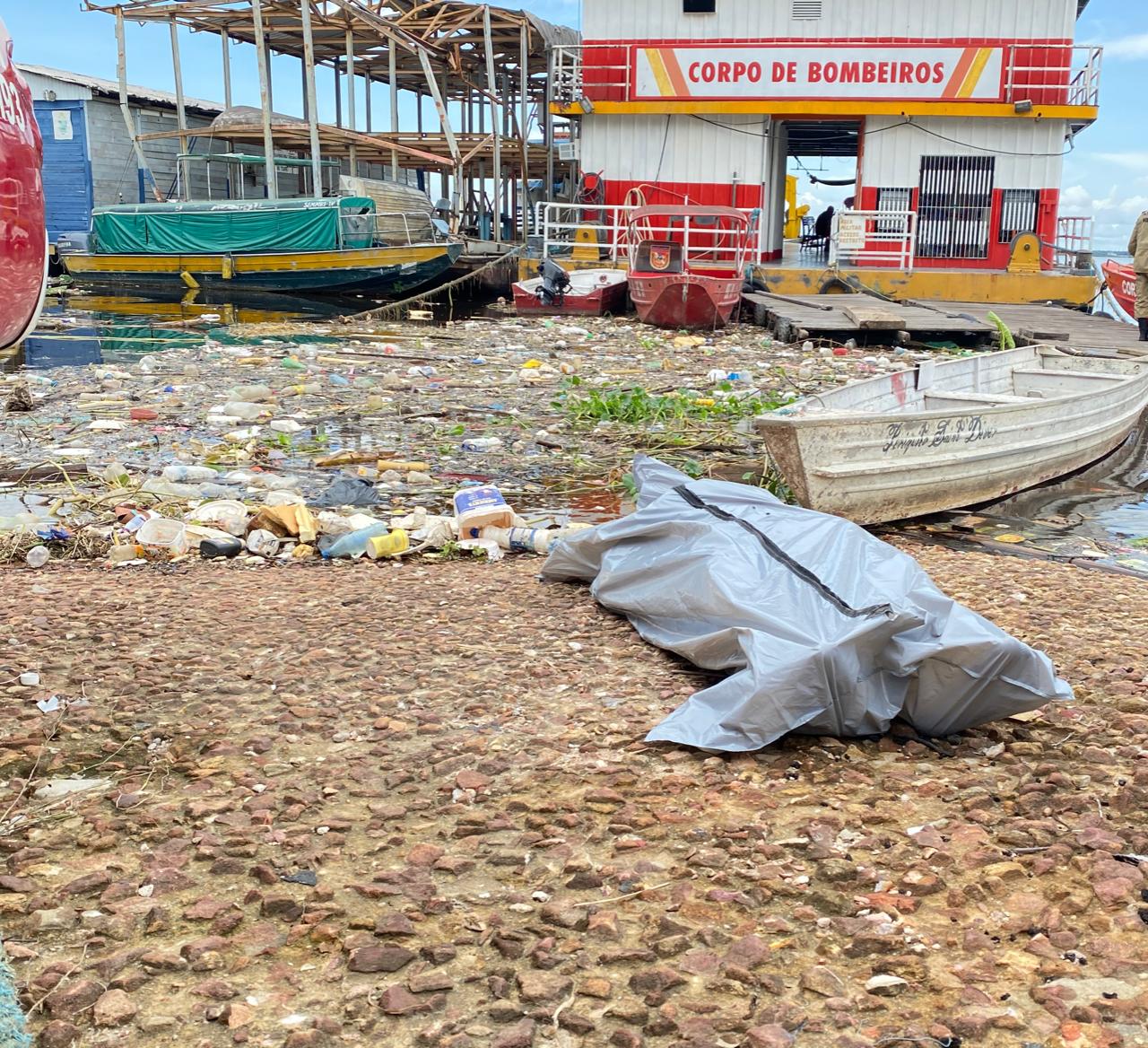 Corpo de homem é encontrado boiando perto da Praia da Lua em Manaus