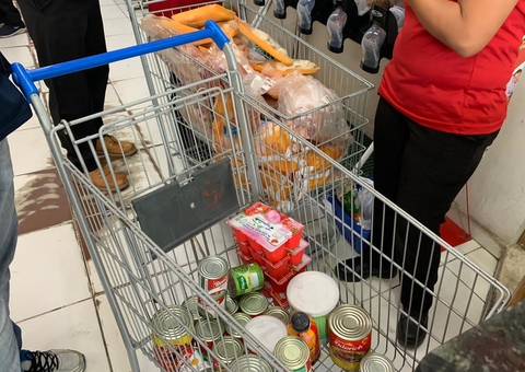 Procon apreende 60kg de alimentos vencidos em comércio de Manaus