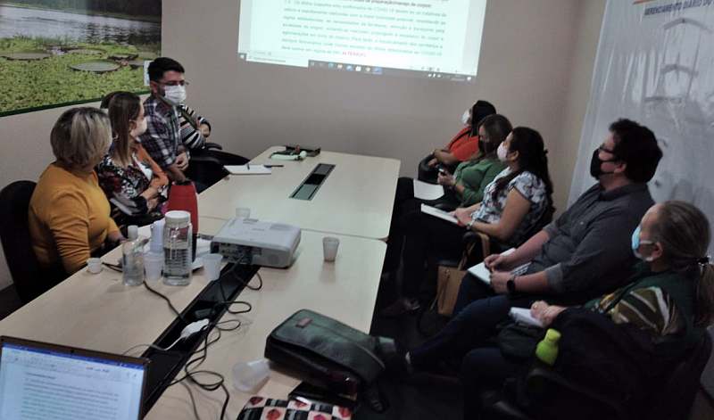 Cuidados após morte por covid-19 são tema de reunião em Manaus