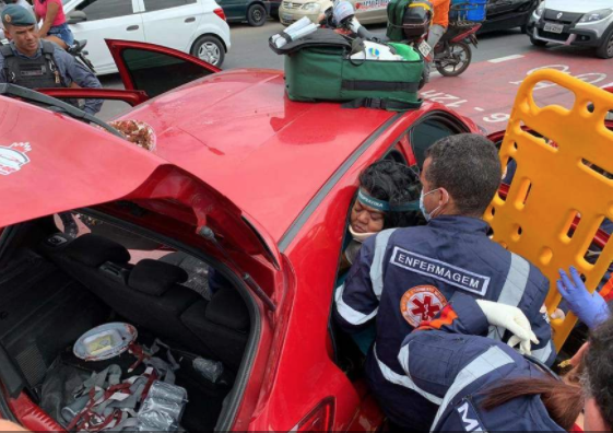 Motorista fica gravemente ferida após acidente em Manaus