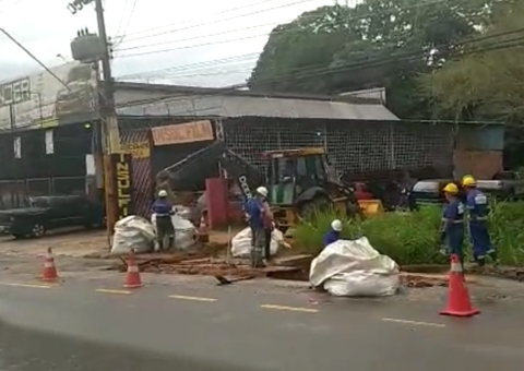 Tubulação se rompe e deixa bairros sem água em Manaus