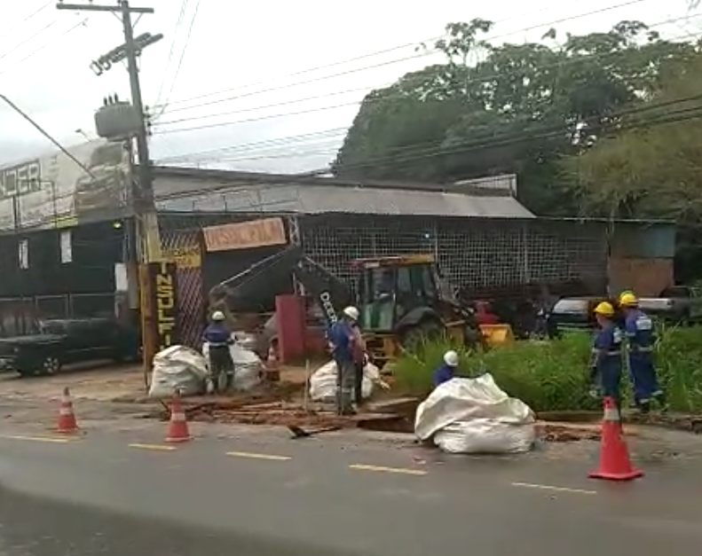 Tubulação se rompe e deixa bairros sem água em Manaus