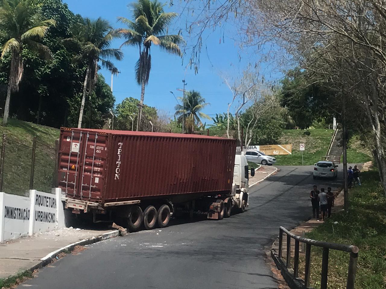 Vídeo: Caminhão quebra muro de universidade durante acidente em Manaus
