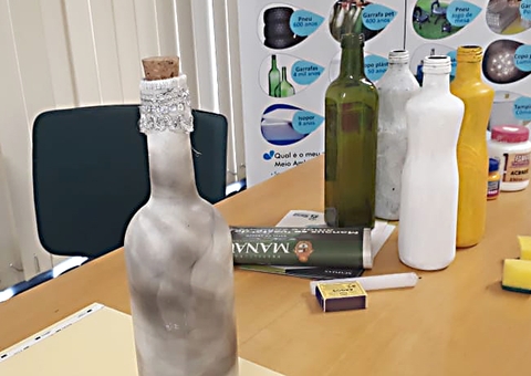 Videoaula sobre resíduo ensina a decorar garrafa com efeito esfumaçado